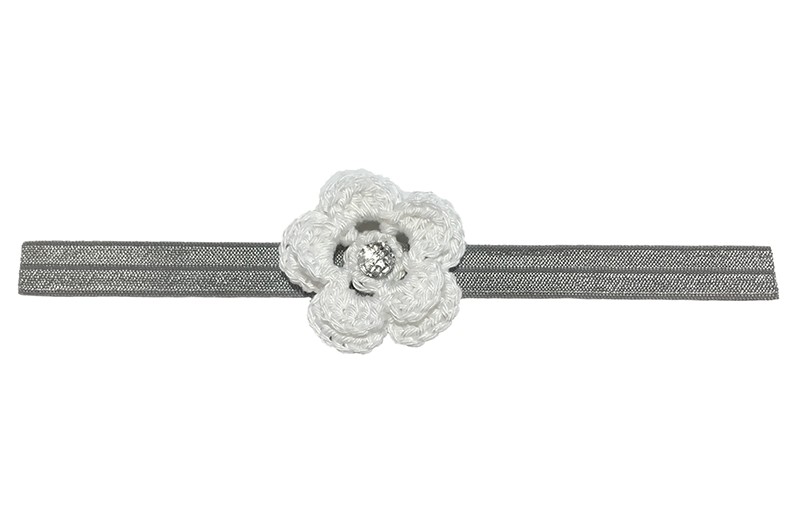 Lief grijs baby haarbandje met een witte gehaakte bloem. Afgewerkt met een mooie parel. 