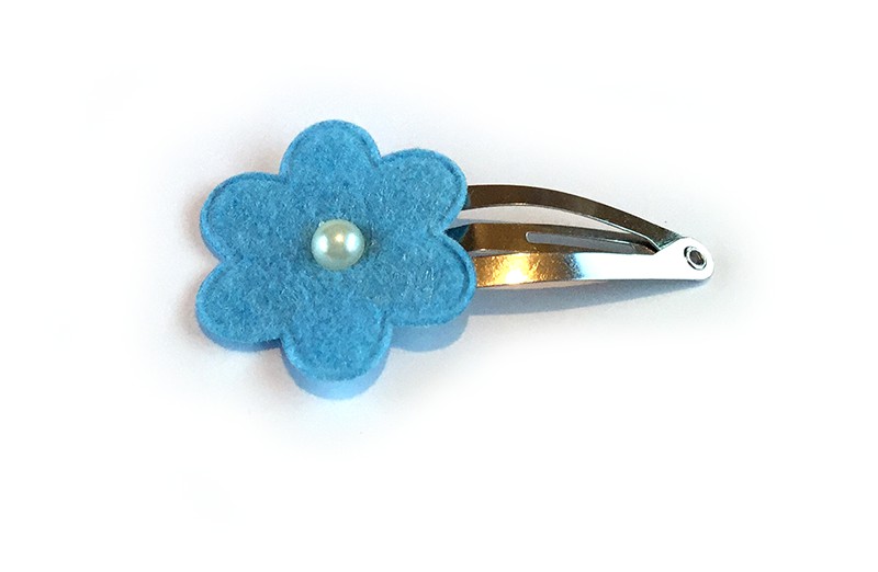 Vrolijk haarspeldje met lichtblauw vilten bloem en klein pareltje. Kan ook in de peuterhaartjes. Het speldje is een peutermaat speldje.