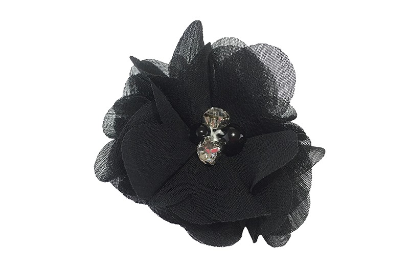 Leuk zwarte chiffon laagjes bloemetje met 4 kleine pareltjes. Op een handig haarknipje met kleine tandjes van 4.5 centimeter. 