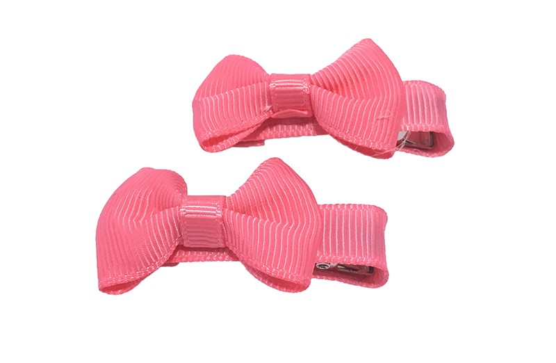 Lief setje van 2 fel roze haarstrikjes. Op een alligator haarknipje, het knipje is bekleed met fel roze lint.