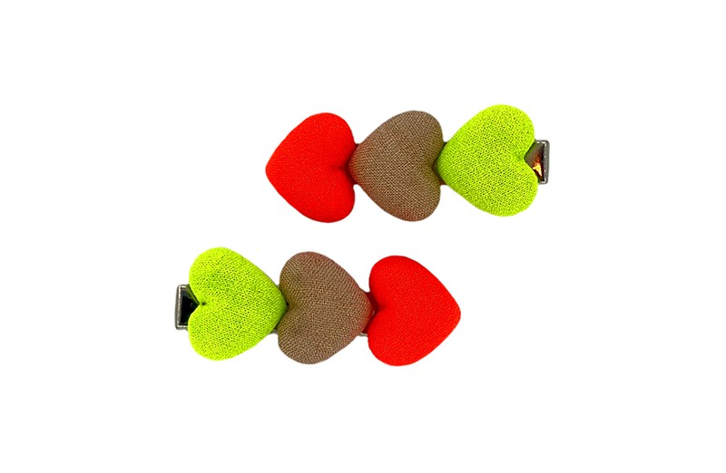 Vrolijk setje van 2 peuter kleuter meisjes haarknipjes. Met op elke 3 gekleurde hartjes in de kleurtjes neon oranje, taupe, en neon geel. 
De haarknipjes hebben handige kleine tandjes. Hierdoor kun je ze leuk gebruiken om bijvoorbeeld een plukje haar speels vast te zetten bij een staartje, dotje. 