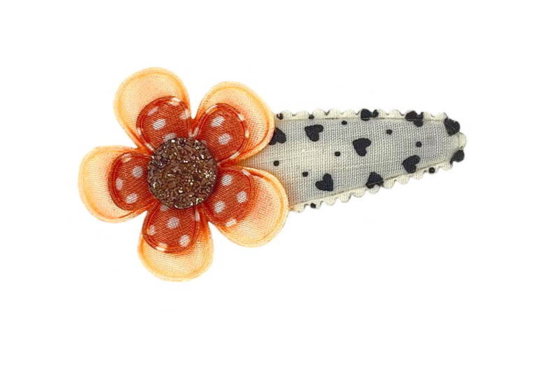 Vrolijk wit peuter kleuter meisjes haarspeldje. Met zwarte hartjes en stipjes. 
Met vrolijk licht (zalm) oranje bloemetje en een bronskleurig pareltje. 