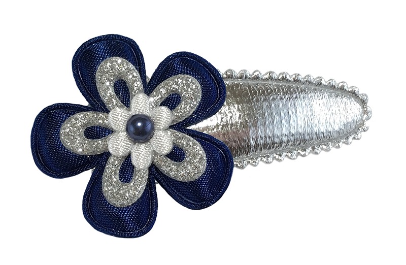 Leuk zilver peuter kleuter haarspeldje. Met een donkerblauw bloemetje, een zilverglitter bloemetje en een wit bloemetje met minipareltje. 